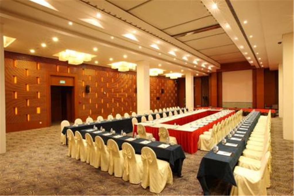 Howard Johnson Plaza Lingang Shanghai Nanhui Exterior photo